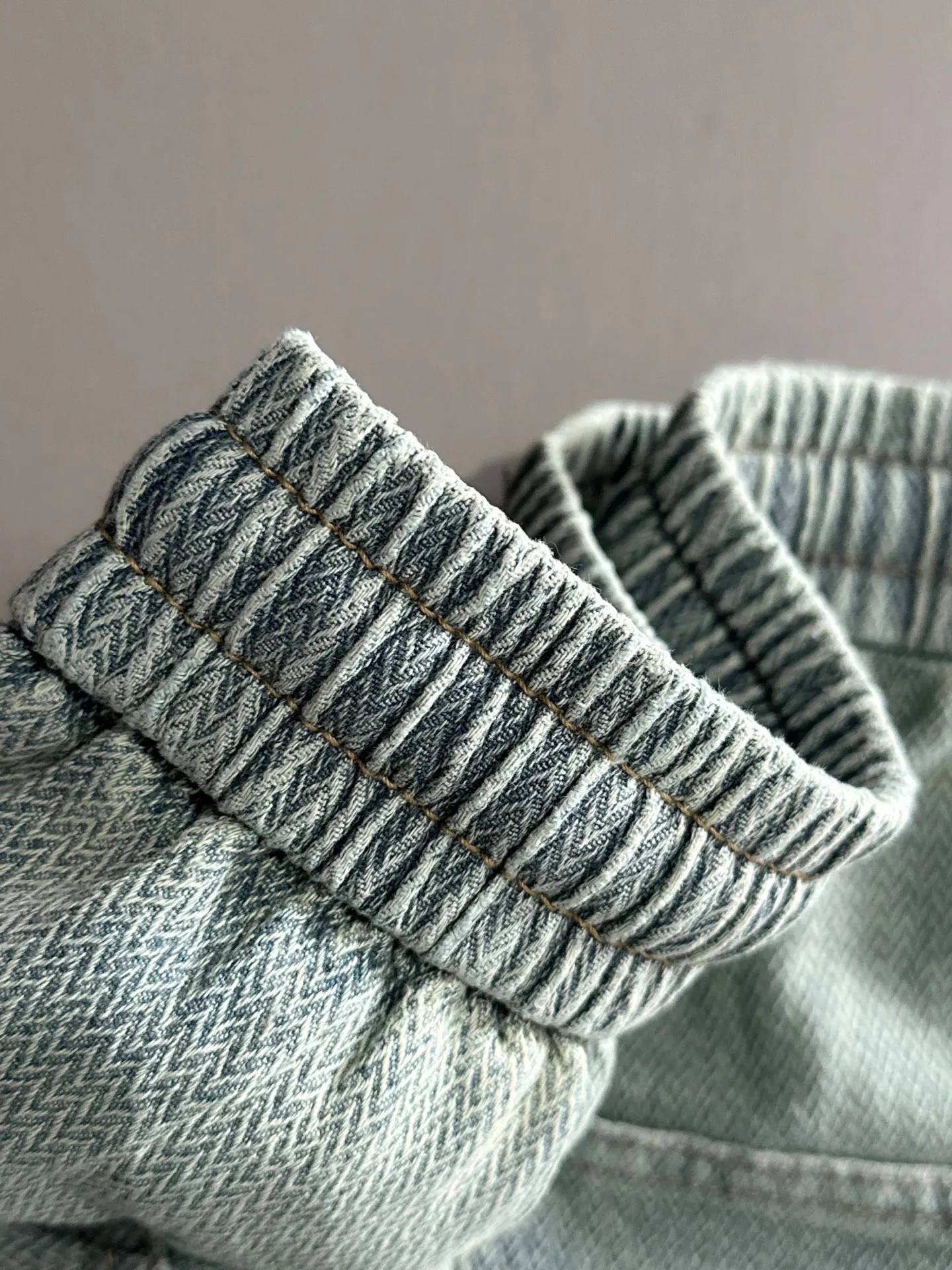🅿️330 Stone Island 2025 summer new jeans denim shorts are woven from imported Japanese Denim plain cotton denim fabrics. They have three standards. The top stonewashing process makes the texture reach the old taste of the 1980s. It is soft, delicate, comfortable and breathable. The color has a modern and fashionable vicissitudes. The upper body is versatile and fashionable! Light luxury, a must-have item for daily commuting! Size: M-4XL (please state your height and weight when placing an order)